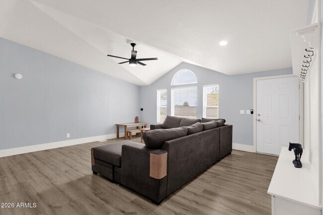 Building Photo - 851 W Quail Cir