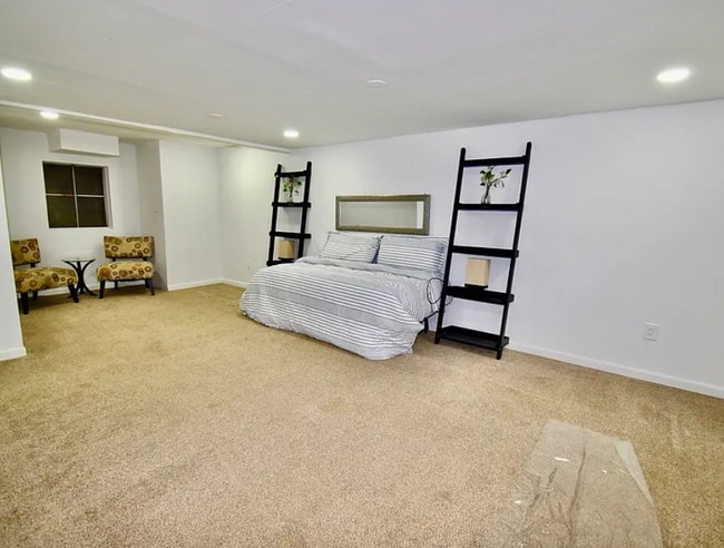 Building Photo - 651 White Ct