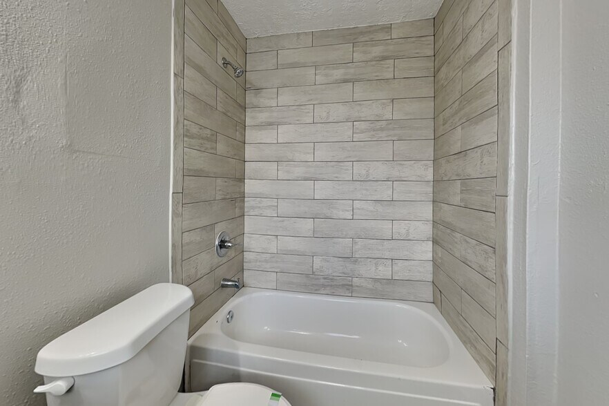 Building Photo - 8730 Valley Pond Ct