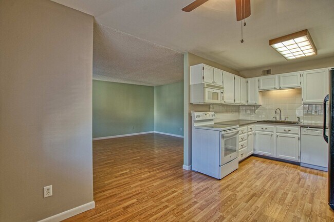 Building Photo - Bright End-Unit Condo – 2 Bed/1 Bath, Single-Level, No Stairs!