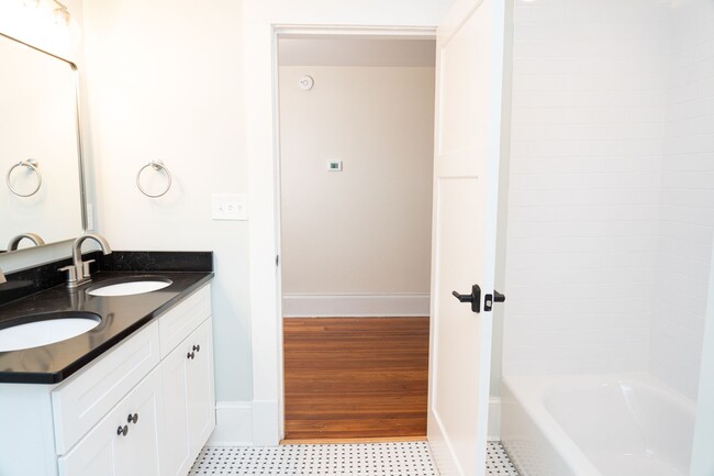 Building Photo - Large 4 Bedroom Home On Oakhurst Circle