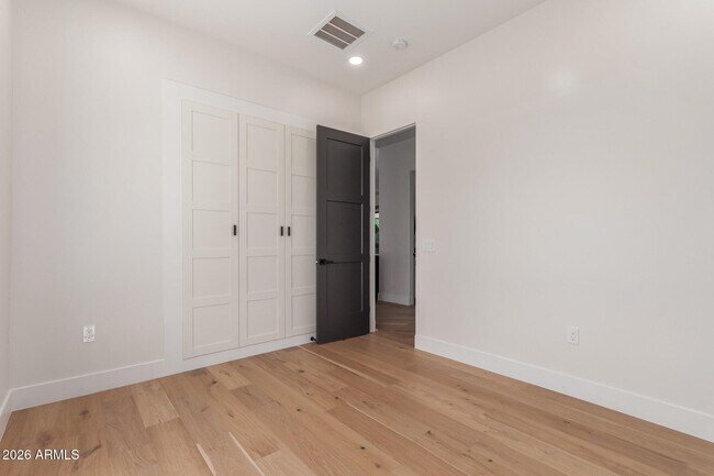 Building Photo - 3014 E Avalon Dr