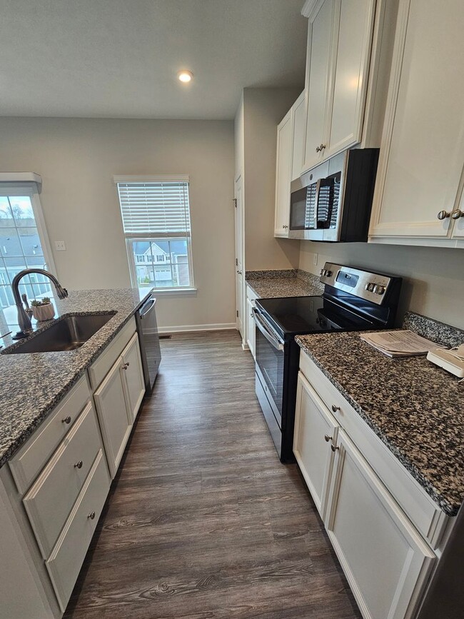 Building Photo - 3 Bedroom, 2.5 Bathroom Townhome, Available NOW