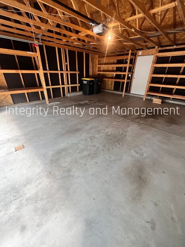 Building Photo - 6598 Pinewood Dr