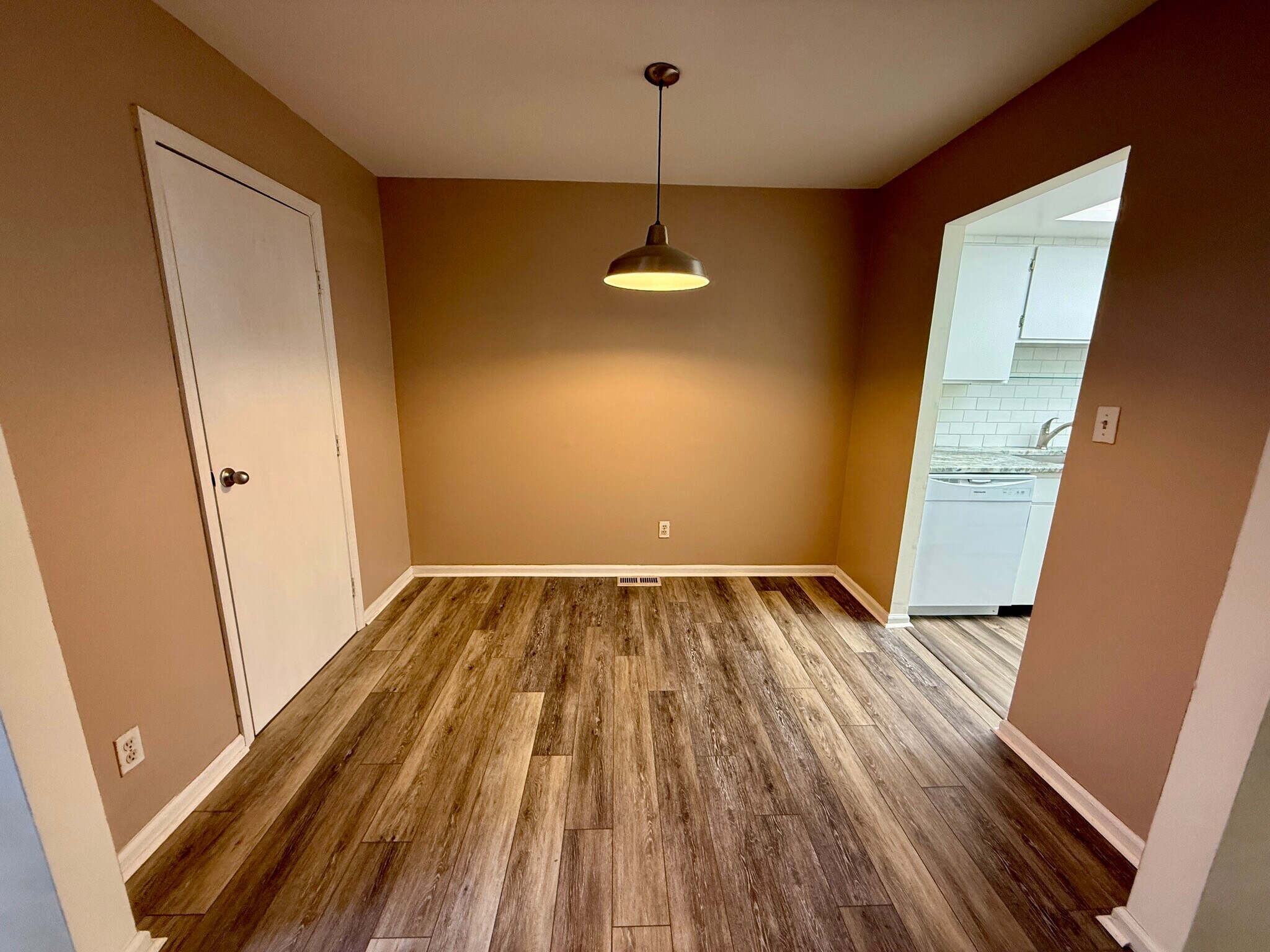 Building Photo - 991 Manor Ln