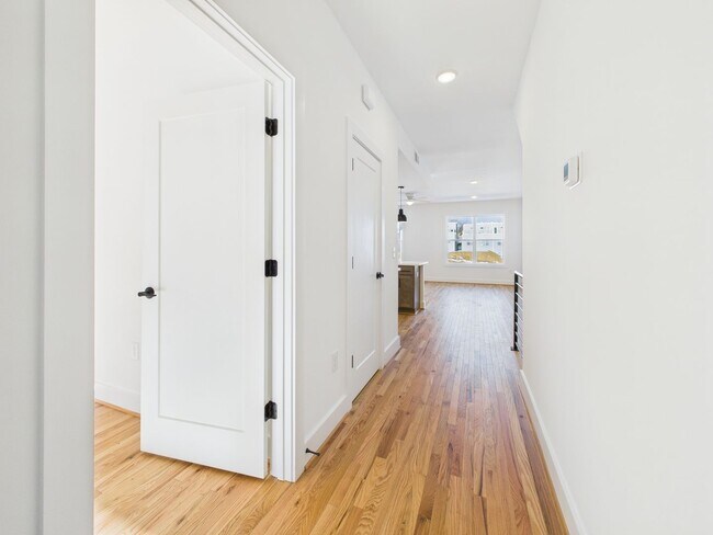 Building Photo - 907 Bainbridge St