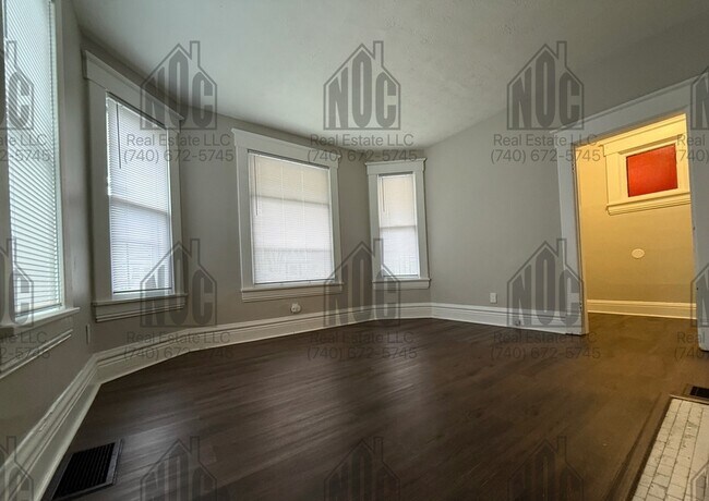 Building Photo - 160 1/2-160 1/2 Lake St