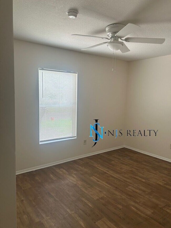 Building Photo - GORGEOUS 3/2 1200 sq ft home with FRESH PA...