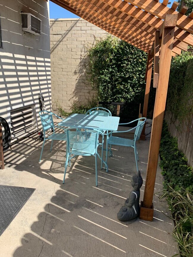 Building Photo - Gorgeous 1+1  in Glendale - Close to Eagle...