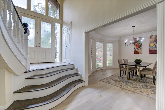 Building Photo - 714 Last Arrow Dr