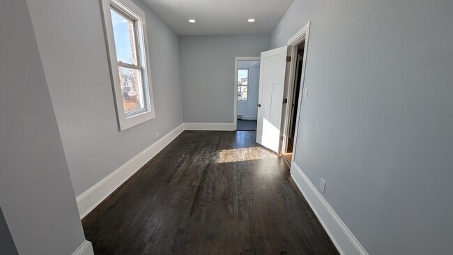 Building Photo - 5028 W Lawrence Ave