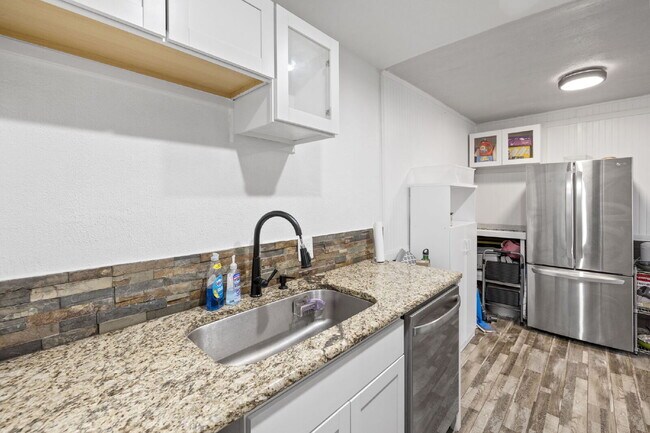 Building Photo - Live Above It All at the Satellite Condo 1 bed 1 bath!