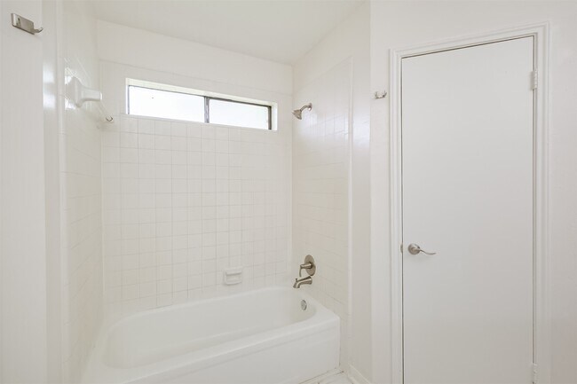 Building Photo - 2815 Arrowhead Dr