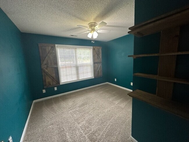 Building Photo - Stunning 3 Bed 2.5 Bath Home with Large Bo...