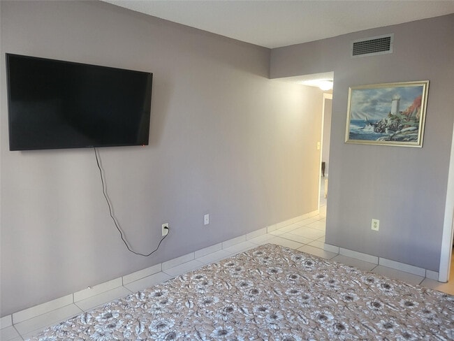 Building Photo - 1985 S Ocean Dr