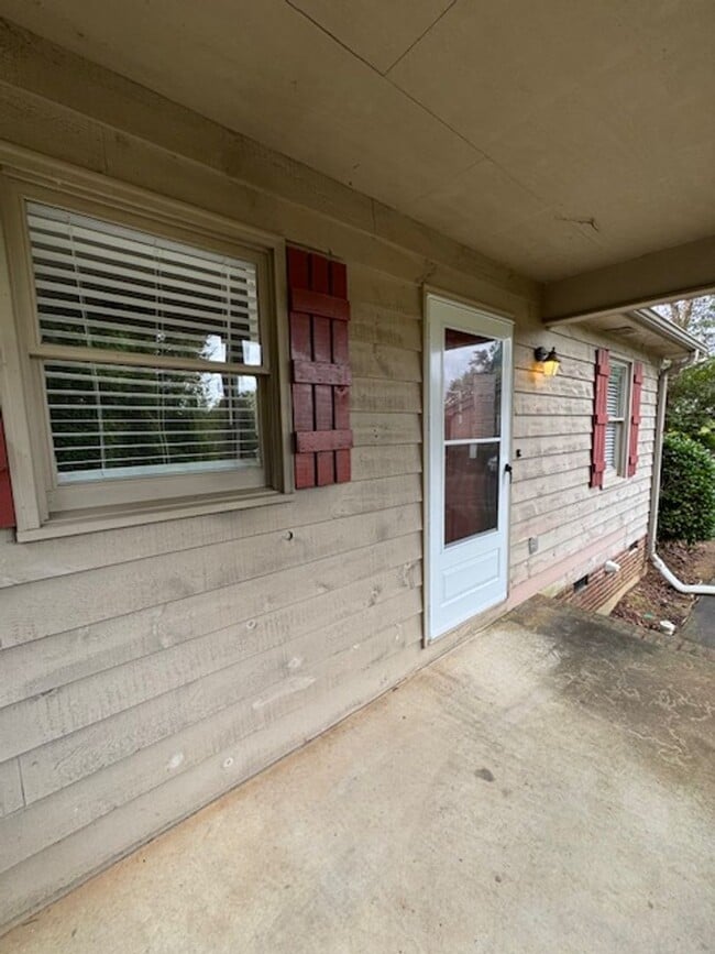 Building Photo - Downtown Greer area - This duplex is such ...