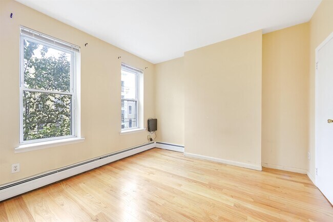 Building Photo - 523 Adams St