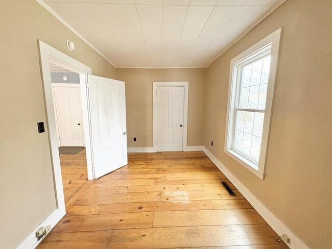 Building Photo - 14 Maple St