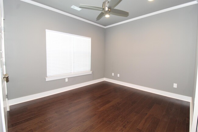 Building Photo - 2055 S Florida Way