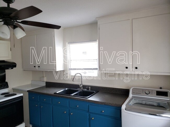Building Photo - 2421 Dearborn Dr