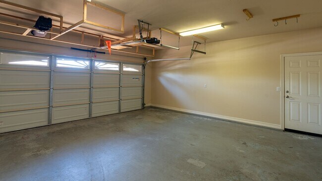 Building Photo - Huge Bay Front 3 Bed 2.5 Bath