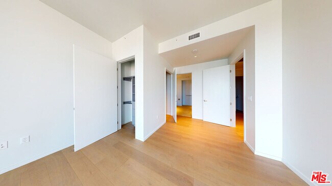Building Photo - 2801 Sunset Pl
