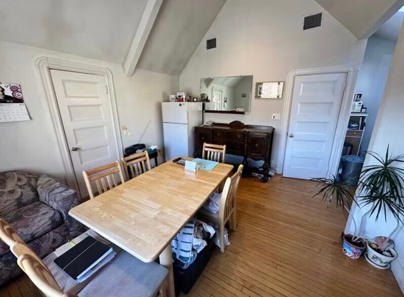 Building Photo - 147 Willow Ave