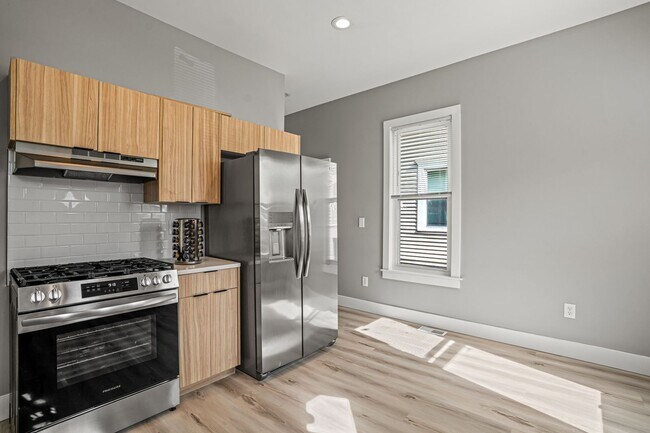 Building Photo - Rare Kenwood townhome, Across from Campus