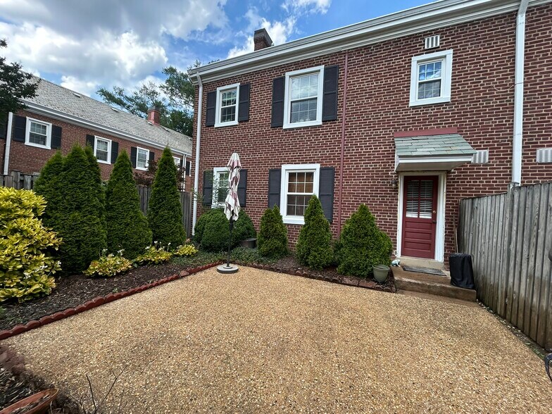 Spacious, Quiet Back Patio w/ Mature Plantings - 4218 35th St S
