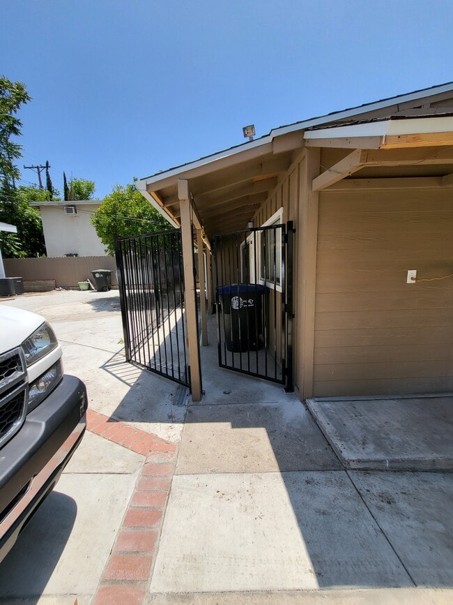 back side faces ADU unit (not part of the rental prop) - 3251 Honolulu Ave