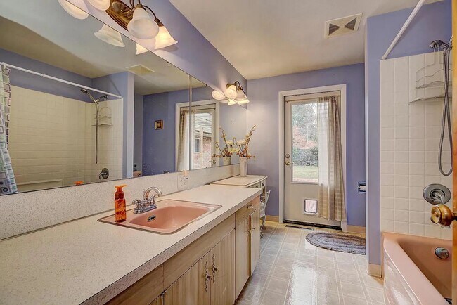 Building Photo - 3411 W Hillcrest Dr