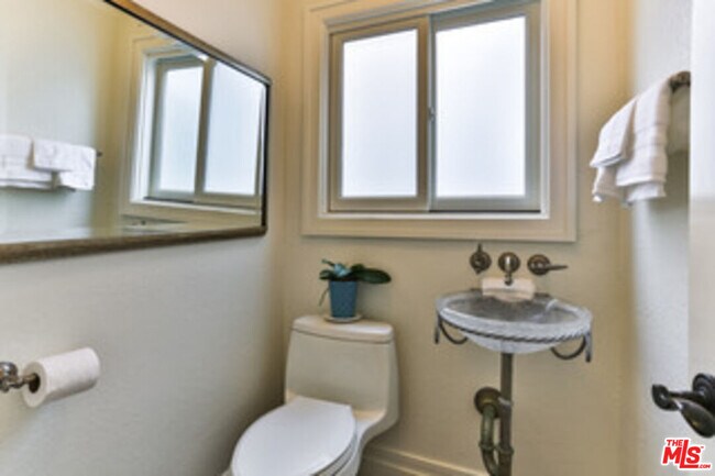 Building Photo - 218 Montreal St