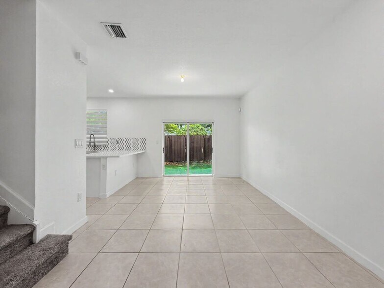 Building Photo - 2644 SE 15th Ct