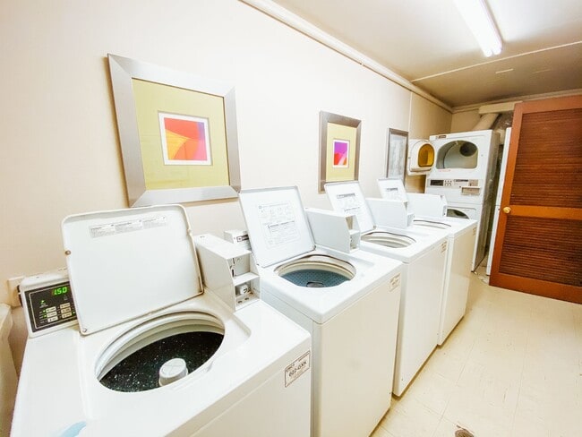 Building Photo - Great Corner Unit in University Area with Gated Parking