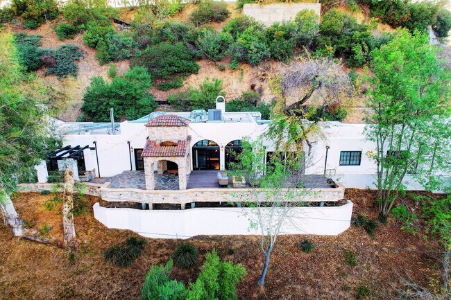 Primary Photo - Fully Furnished Luxurious Spanish Mediterranean Villa in Hollywood Hills: 4-Bedroom, 2.5-Bath Ret...