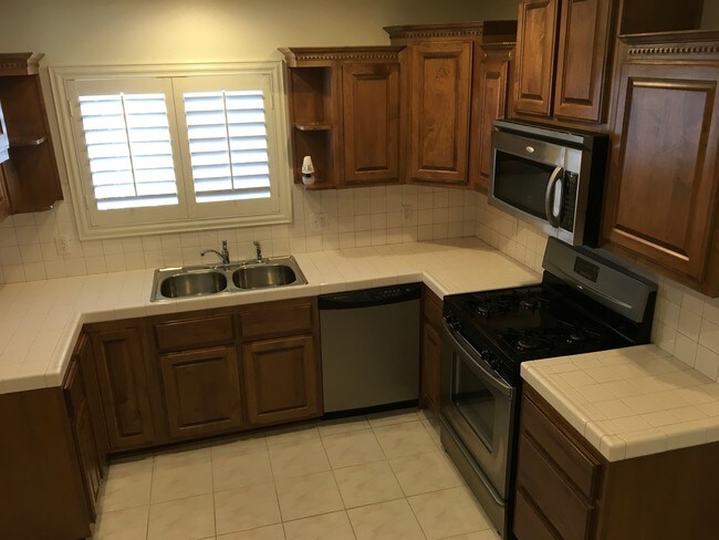 Building Photo - 923 Royal Oaks Dr