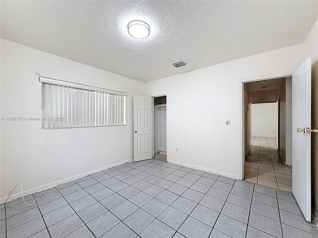 Building Photo - 15705 NE 10th Ave