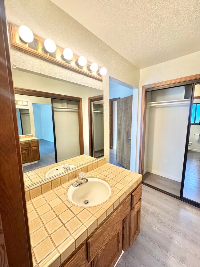 Building Photo - Stunning 3 bedroom 2.5 bathroom home in Folsom with large backyard