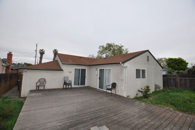 Building Photo - Spacious natural light filled remodeled ho...