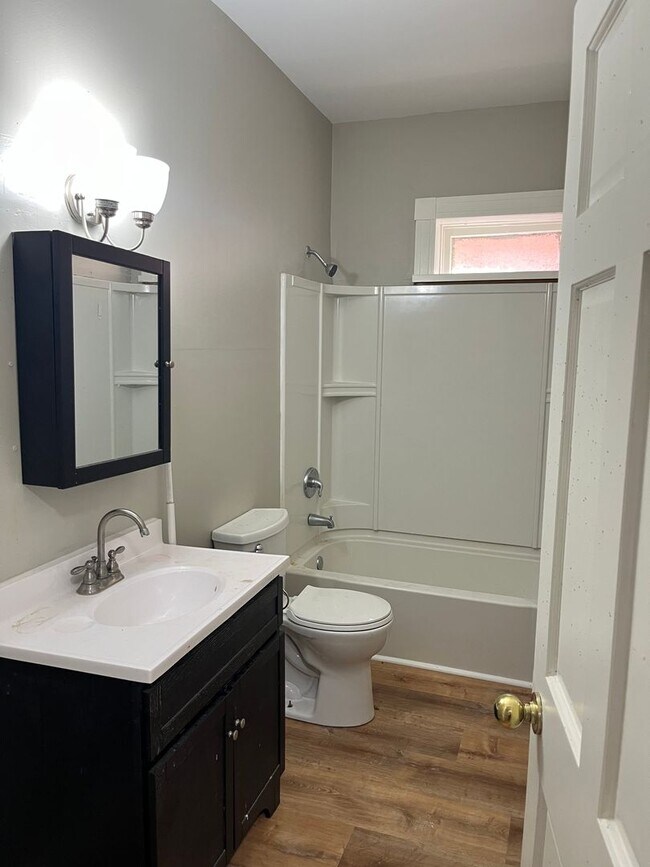 Building Photo - COMING SOON: Extra roomy 2 bedroom/1 bathr...