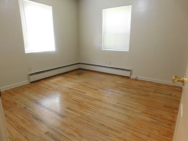 Building Photo - Cute End Unit Apartment Close to CMU