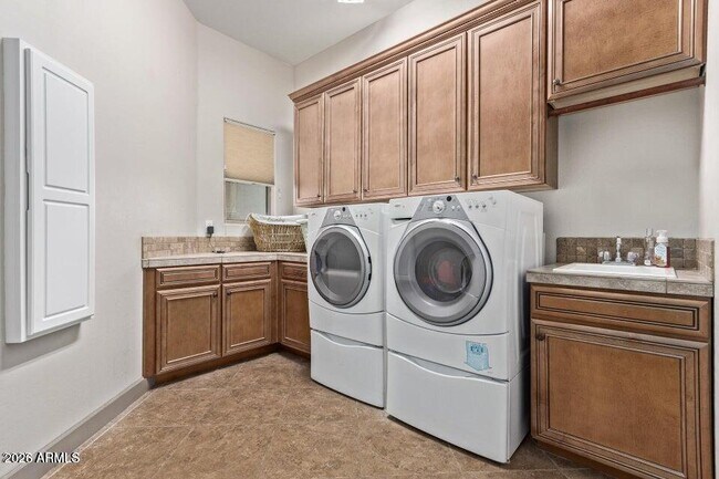 Building Photo - 8158 E Plymouth