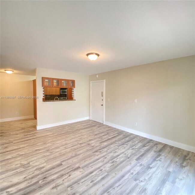 Building Photo - 10794 N Kendall Dr