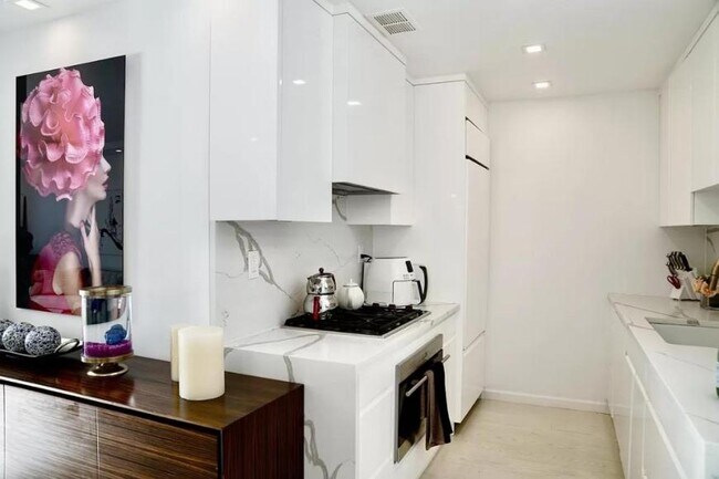 Building Photo - 4 bedroom in New York NY 10280