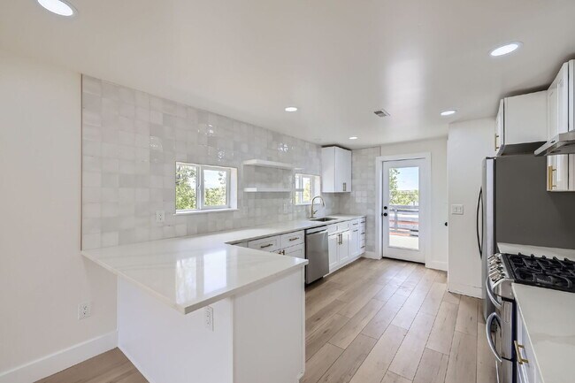 Building Photo - Beautifully Updated Duplex