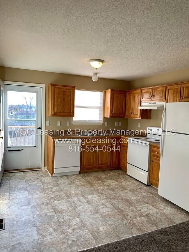 Building Photo - Spacious 2-story Duplex with 1-Car Garage in Lee's Summit!