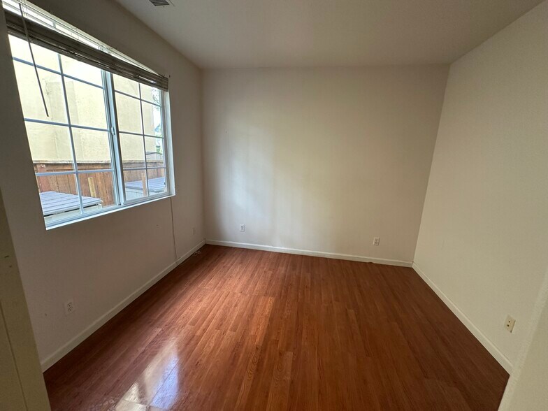 Building Photo - 664 Seaward Ave