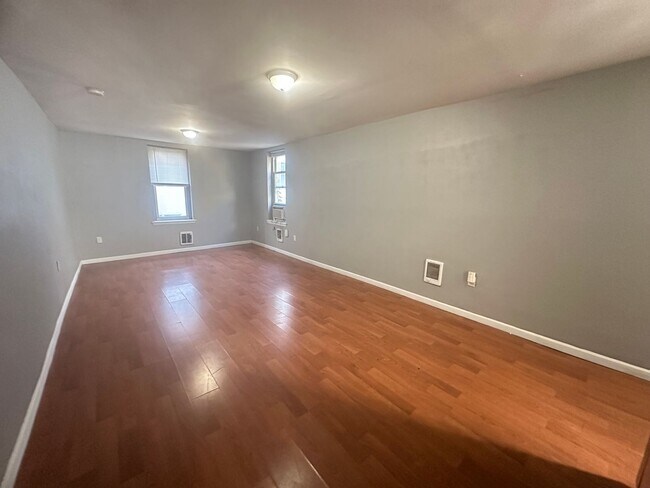 Building Photo - Three Bedroom and One bathroom apartment