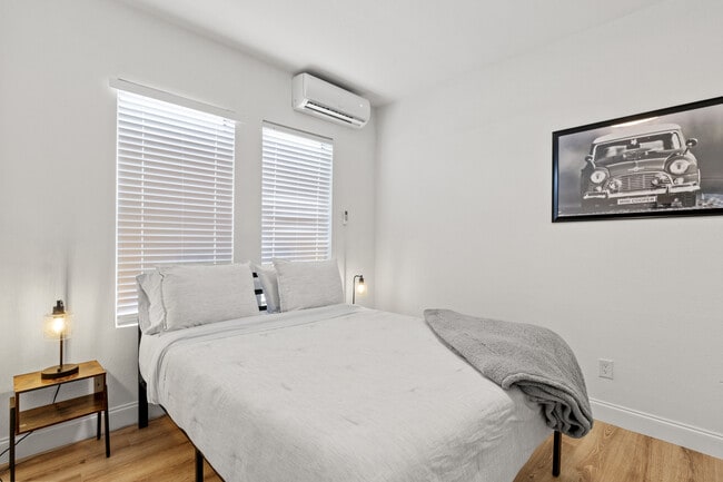 Building Photo - 911 E 23rd Ave