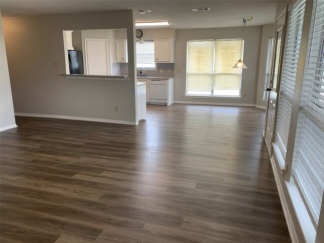 Building Photo - 585 Warsaw Dr